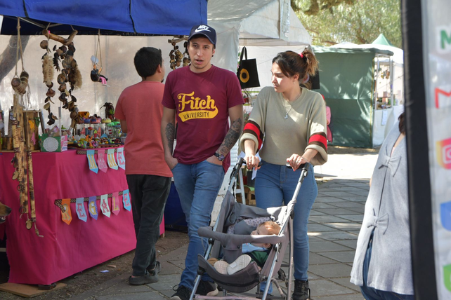 Más de 120 emprendedores mostraros sus productos en la mega feria municipal que se realizó en el corazón de l barrio Rivadavia.