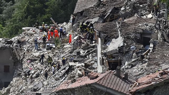 Ascienden a 120 los muertos por el devastador terremoto en el centro de Italia