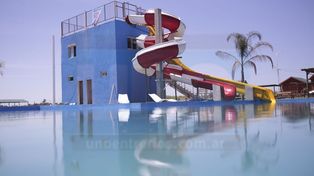 El lugar cuenta con un increíble parque acuático, piletas para grandes y chicos.