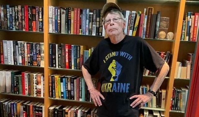 El autor de novelas de terror apoyó la medida de guionistas y actores de Hollywood