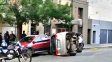 Un joven perdió el control de su automóvil, chocó a dos vehículos estacionados y volcó