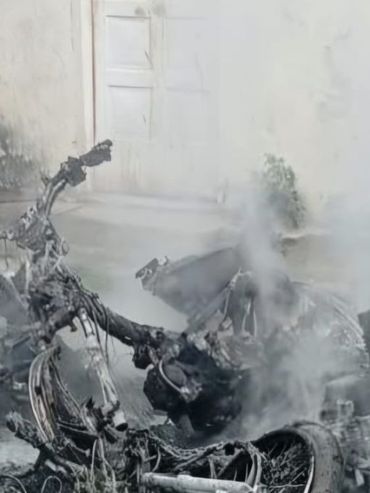 Quedó al descubierto que un preso por robo fue quien incendió tres motos en la Comisaría 8°