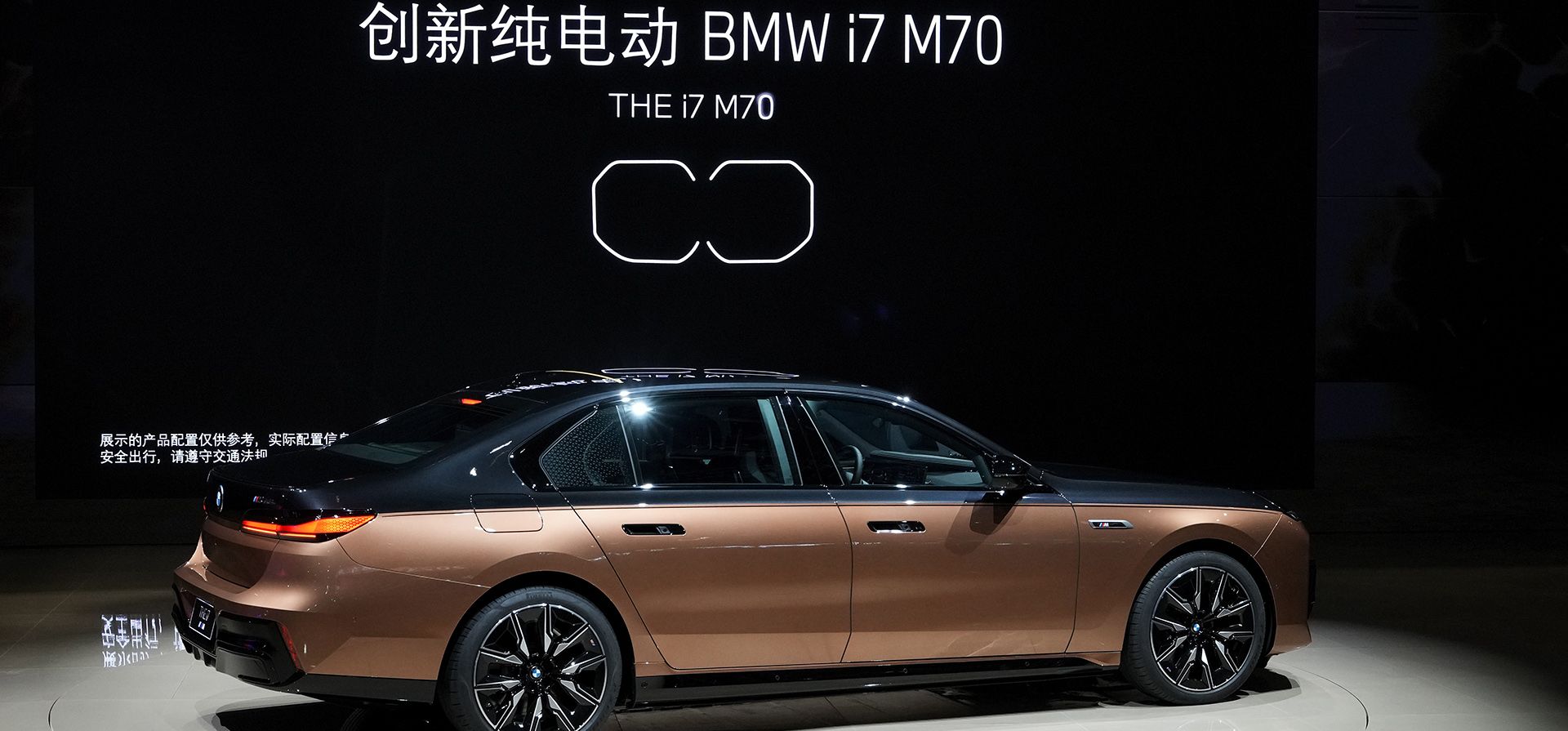 El i7 M70 de BMW, nuevo sedán eléctrico insignia, se presenta en el día de la prensa de Auto Shanghai 2023 en el Centro Nacional de Exposiciones y Convenciones de Shanghai, China, el martes 18 de abril de 2023.  (Foto AP/Ng Han Guan)