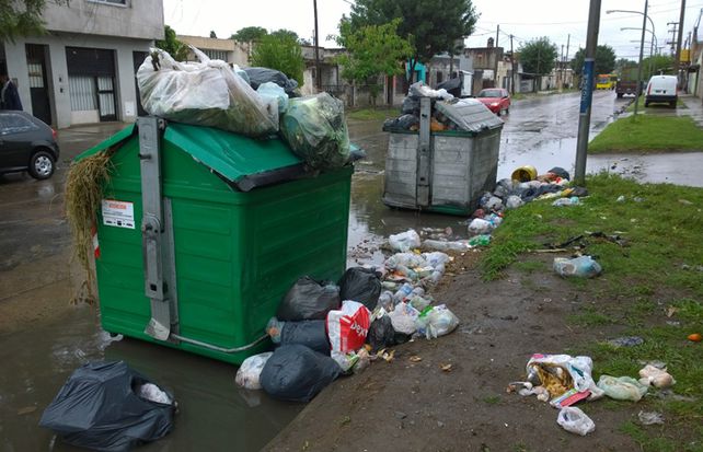 Este era el panorama esta mañana en Génova al 5800. La lluvia agrava todo el problema. (Foto La Capital: Sebastián Suárez Meccia / La Capital)