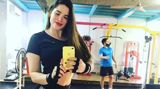Una abogada e influencer nadaba en el Paraná, la picó una raya y casi pierde un pie