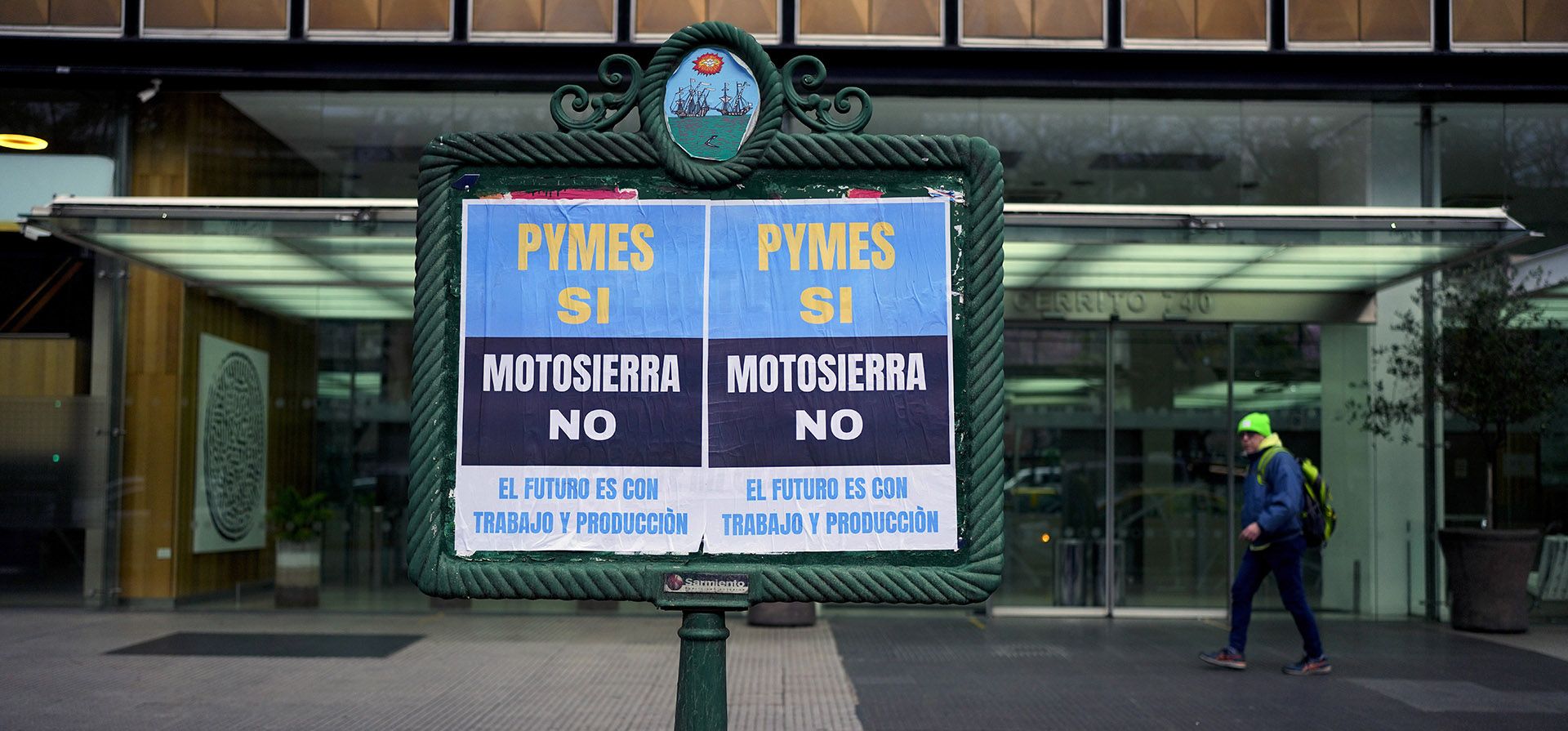 Un cartel de campaña de Unión por la Patria relacionado con las elecciones, contra el candidato presidencial Javier Milei, dice en español "Pequeñas y medianas empresas sí. Motosierra no. El futuro es trabajo y producción", en Buenos Aires, Argentina, el jueves 19 de octubre de 2023. (Foto AP/Natacha Pisarenko) Un cartel de campaña de Unión por la Patria relacionado con las elecciones, contra el candidato presidencial Javier Milei, dice en español "Pequeñas y medianas empresas sí. Motosierra no. El futuro es trabajo y producción", en Buenos Aires, Argentina, el jueves 19 de octubre de 2023. (Foto AP/Natacha Pisarenko)