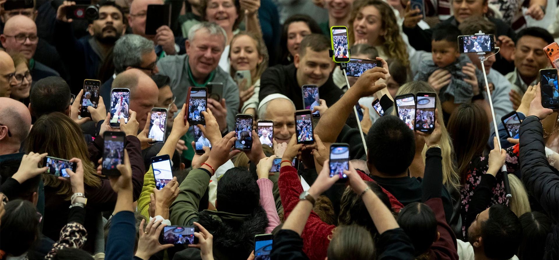 El Papa León XIV saluda a los fieles durante su audiencia general semanal en el Aula Pablo VI, Ciudad del Vaticano, Italia. Fotografía: Massimo Percossi/EPA El Papa León XIV saluda a los fieles durante su audiencia general semanal en el Aula Pablo VI, Ciudad del Vaticano, Italia. Fotografía: Massimo Percossi/EPA