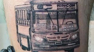 Es santafesino y se tatuó al colectivo que durante una década lo llevo da Santo Tomé a Santa Fe