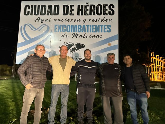 La vigilia del 2 de abril trajo consigo una emocionante sorpresa para los excombatientes de Malvinas que residen en San Jorge.