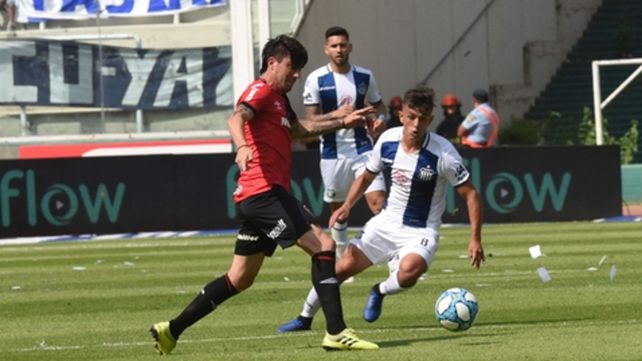 Mirada fija. Formica busca controlar la pelota ante Cubas. El Gato volvió a ser titular