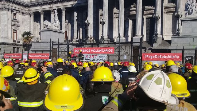 Bomberos voluntarios de todo el país abrazan el Congreso contra el ajuste y el desfinanciamiento