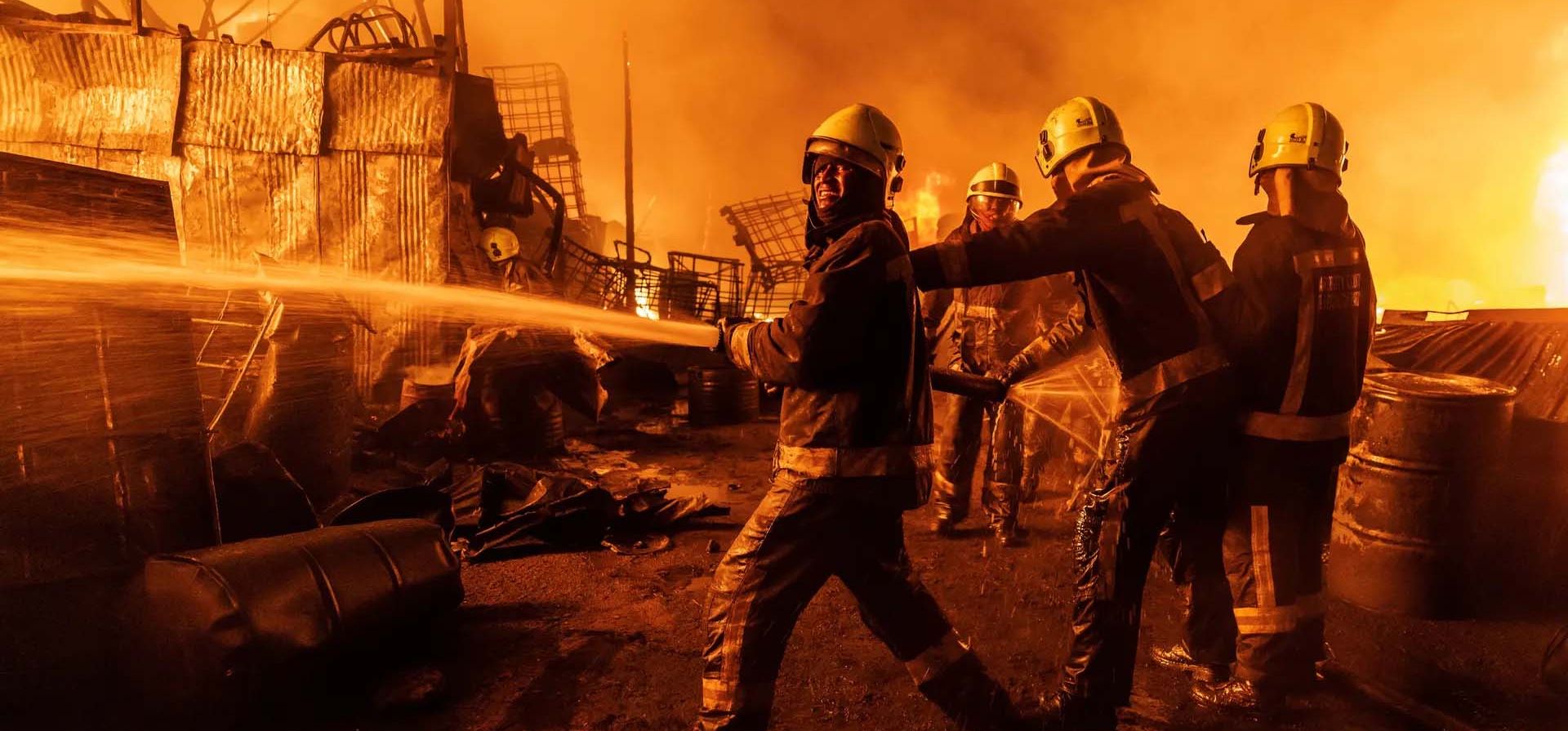 Los bomberos extinguen las llamas tras un gran incendio en el barrio de Makadara, Nairobi, Kenia. Fotografía: AFP/Getty Images Los bomberos extinguen las llamas tras un gran incendio en el barrio de Makadara, Nairobi, Kenia. Fotografía: AFP/Getty Images