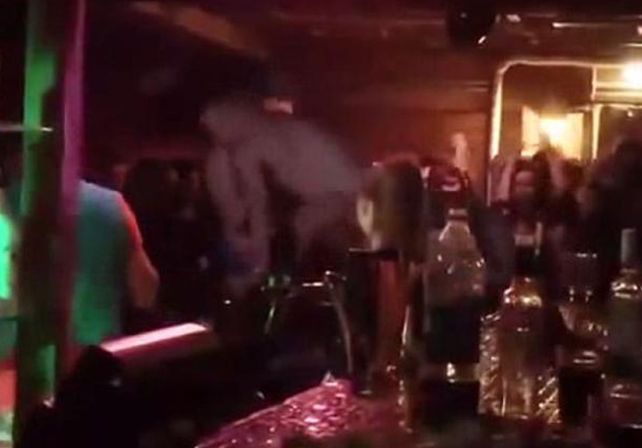 Una pareja de exhibicionistas tuvo sexo sobre la barra de un bar