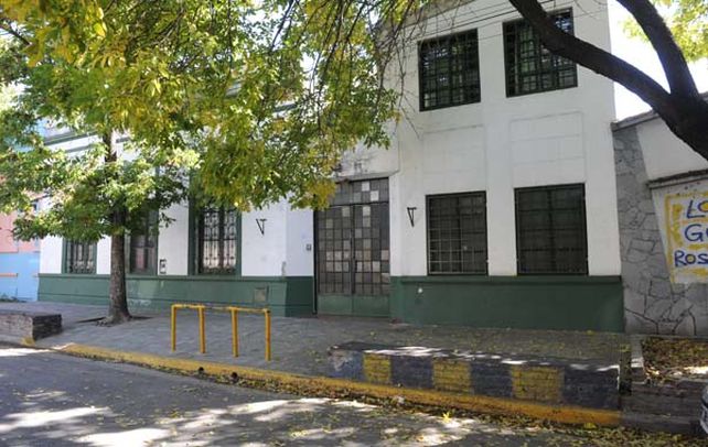 Vivir y convivir. Así se llama la escuela de barrio Belgrano donde ayer casi se desata una tragedia.
