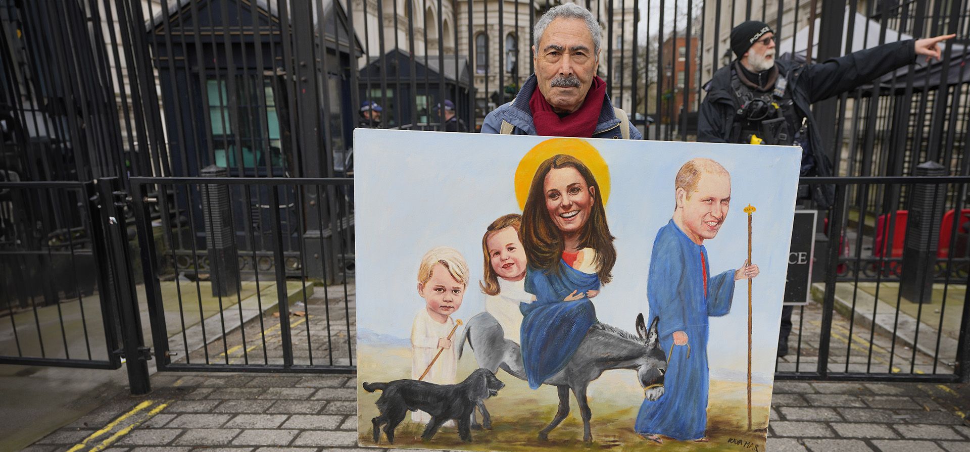 El artista Kaya Mar sostiene su pintura del Príncipe y la Princesa de Gales de Gran Bretaña frente a Downing Street en Londres, el miércoles 20 de marzo de 2024. Un organismo británico de vigilancia de la privacidad está investigando un informe de que el personal de un hospital privado de Londres intentó espiar a la Princesa de Gales. El artista Kaya Mar sostiene su pintura del Príncipe y la Princesa de Gales de Gran Bretaña frente a Downing Street en Londres, el miércoles 20 de marzo de 2024. Un organismo británico de vigilancia de la privacidad está investigando un informe de que el personal de un hospital privado de Londres intentó espiar a la Princesa de Gales.
