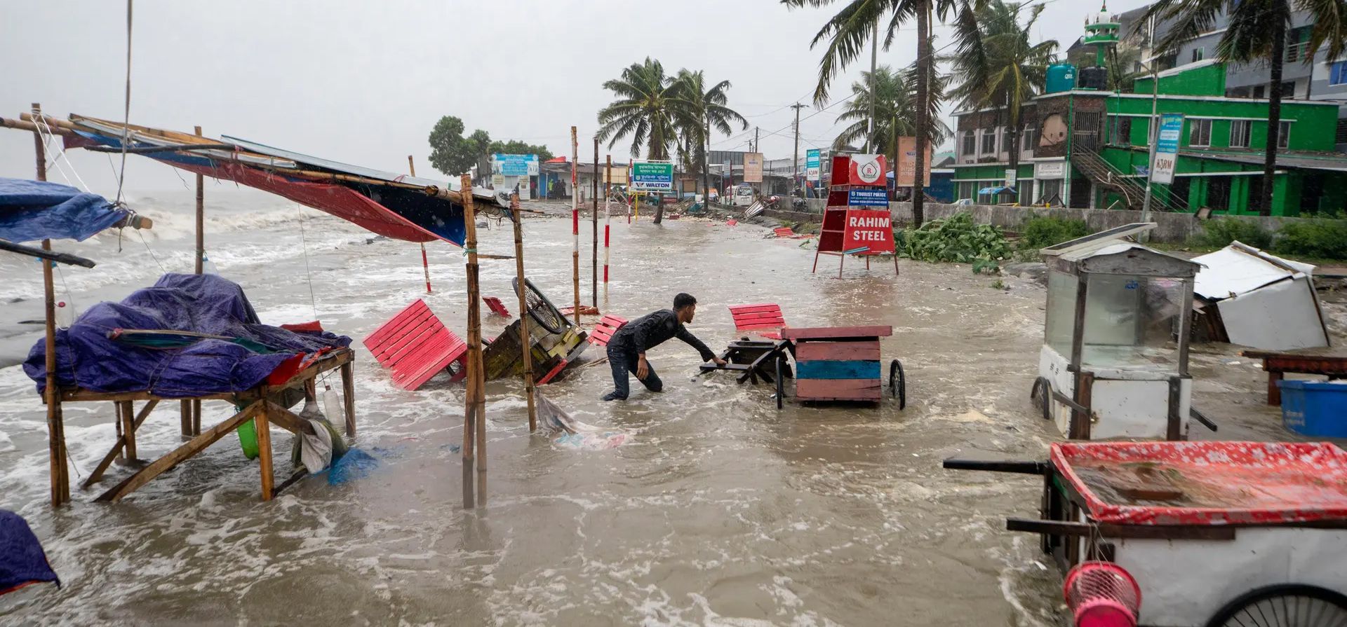 La gente corre a refugiarse mientras el nivel del mar aumenta en la trayectoria del ciclón Remal en la Bahía de Bengala, Barisal, Bangladesh. Fotografía: Abdul Goni/AP La gente corre a refugiarse mientras el nivel del mar aumenta en la trayectoria del ciclón Remal en la Bahía de Bengala, Barisal, Bangladesh. Fotografía: Abdul Goni/AP