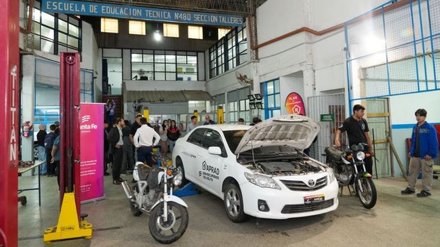 Del depósito judicial al aula: una escuela técnica recibió vehículos incautados al delito para la formación de alumnos