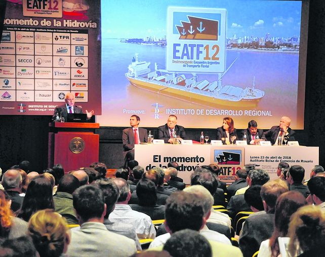 obras. En el encuentro celebrado en la Bolsa de Comercio se debatió sobre las necesidades de desarrollar la hidrovía.