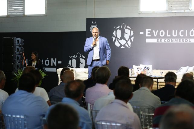 Belloso renunció a sus cargos en la Conmebol