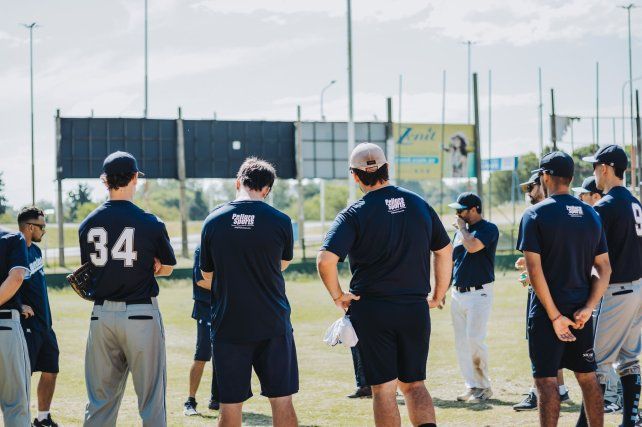 El equipo nacional de sóftbol entrena a diario en el Estadio Nafaldo Cargnel.