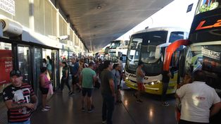Colectiveros. El contingente de alumnos de la Dante Alighieri debía partir esta mañana desde la Terminal de Omnibus