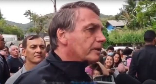 No pasarás. Bolsonaro se quedó con las ganas de entrar a la cancha por no estar vacunado. (Imagen de TV)