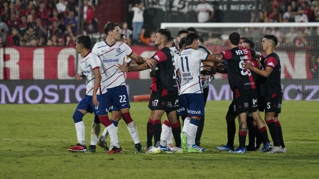 Los jugadores de Newells y San Lorewnzo discuten. El partido en el Coloso fue caliente