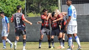 Los jugadores de Patronato celebran el gol conquistado por Alexander Sosa.