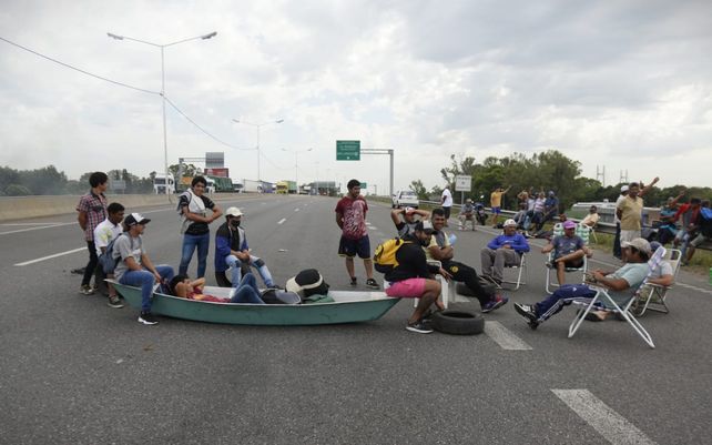 Los pescadores mantienen un corte sobre el puente Rosario-Victoria.&nbsp;