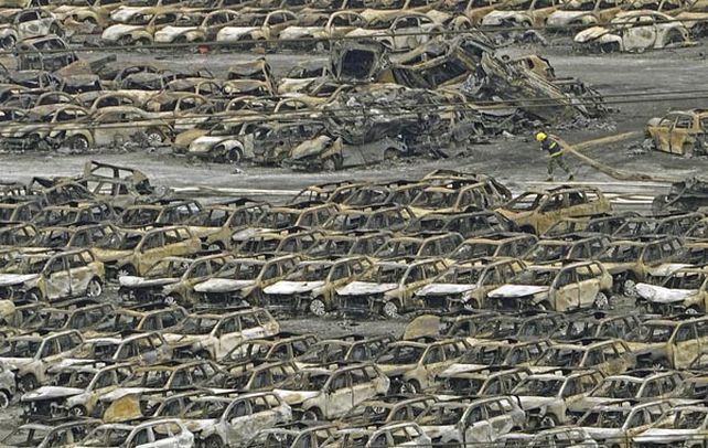 Devastador. Cientos de autos carbonizados a raíz de las explosiones en una tienda de productos químicos.