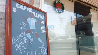 Nápoles y la vida de Maradona en Italia tienen su santuario en pleno centro santafesino