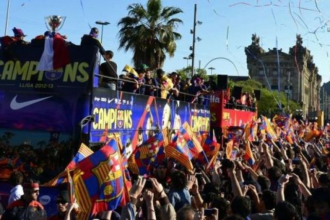 Messi encabezó los festejos del campeón por las calles de Barcelona
