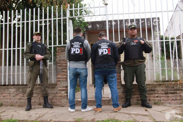 Le encontraron droga en un operativo vehicular y secuestraron más al allanar su casa