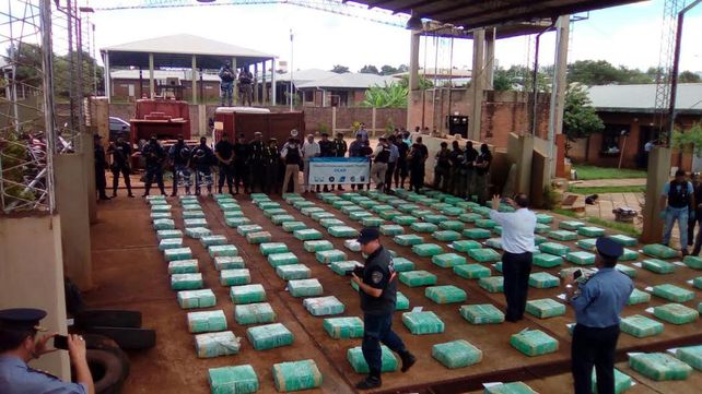 Encontraron un camión abandonado con 60 millones de pesos en marihuana