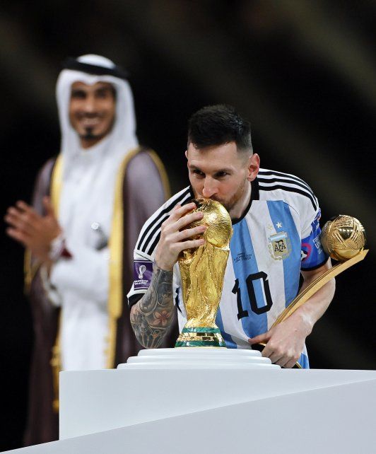 Lionel Messi con la Copa del Mundo