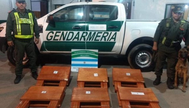 Descubren 100 kilos de cocaína ocultos en mesas de  madera