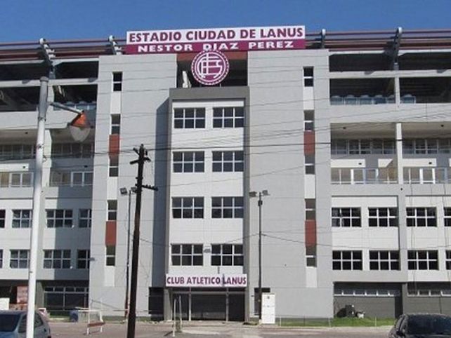 El plantel y los dirigentes de Lanús llegaron a Santa Fe para despedir a Diego Barisone