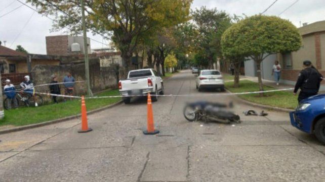 Robó un celular en barrio Alberdi, huyó en moto, chocó y murió