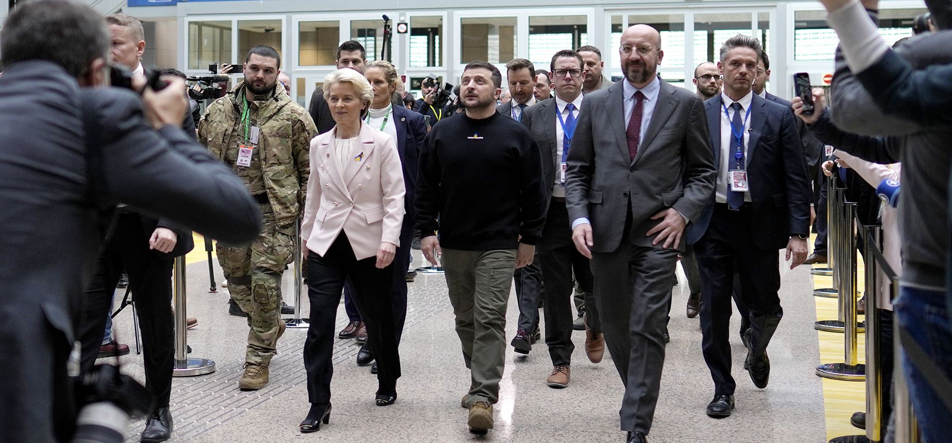 La presidenta de la Comisión Europea, Ursula von der Leyen, el presidente de Ucrania, Volodymyr Zelenskyy, y el presidente del Consejo Europeo, Charles Michel, caminan juntos después de una conferencia de prensa en una cumbre de la UE en Bruselas el jueves 9 de febrero de 2023. Los líderes de la Unión Europea se reúnen para una cumbre de la UE para discutir Ucrania y la migración. (Foto AP/Virginia Mayo)