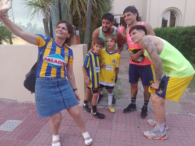 Mallo, Malcorra y Mac Allister posan para la foto ante el pedido de la mamá con sus hijos.