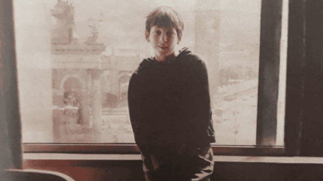 Murió Jorge Messi: la historia detrás de la foto que le sacó a Leo en una ventana en Barcelona hace 26 años