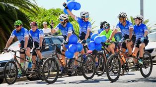 Zemborain (celular en mano) y su hijo Santiago (puño en alto) en una pedaleada en el marco de la marea azul.