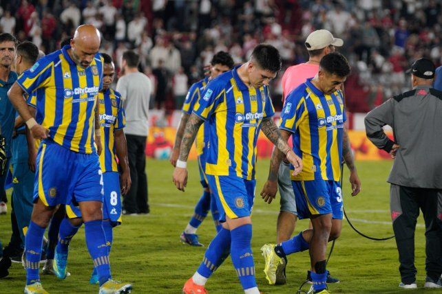 Los futbolistas de Central se retiran resignados tras la derrota en cancha de Huracán. El Canalla se volvió con las manos vacías.