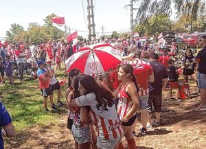 Los hinchas de Unión apoyaron al plantel con un vibrante banderazo en Casasol