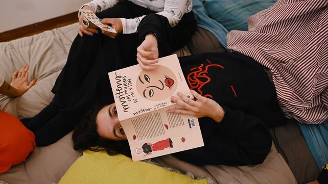 Una colaboración entre la marca rosarina Bicha y la artista Maitena se presenta este viernes en el CEC