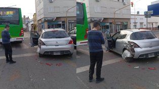 Paraná: un colectivo chocó de atrás a un auto en una esquina semaforizada