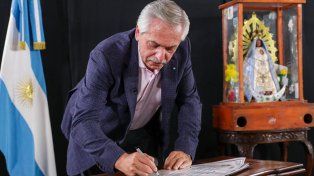 El presidente Alberto Fernández padece hernia de disco lumbar y se indicó reposo. Fue diagnosticado en el Sanatorio Otamendi y se encuentra en Olivos.&nbsp;