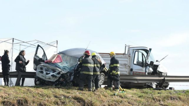 Bomberos de Capitán Bermúdez trabajaron para rescatar el cuerpo de la víctima.