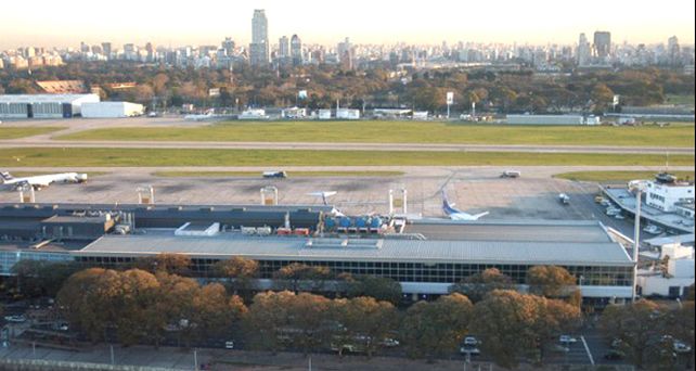Dos aviones se rozaron en una plataforma del aeroparque porte&ntilde;o