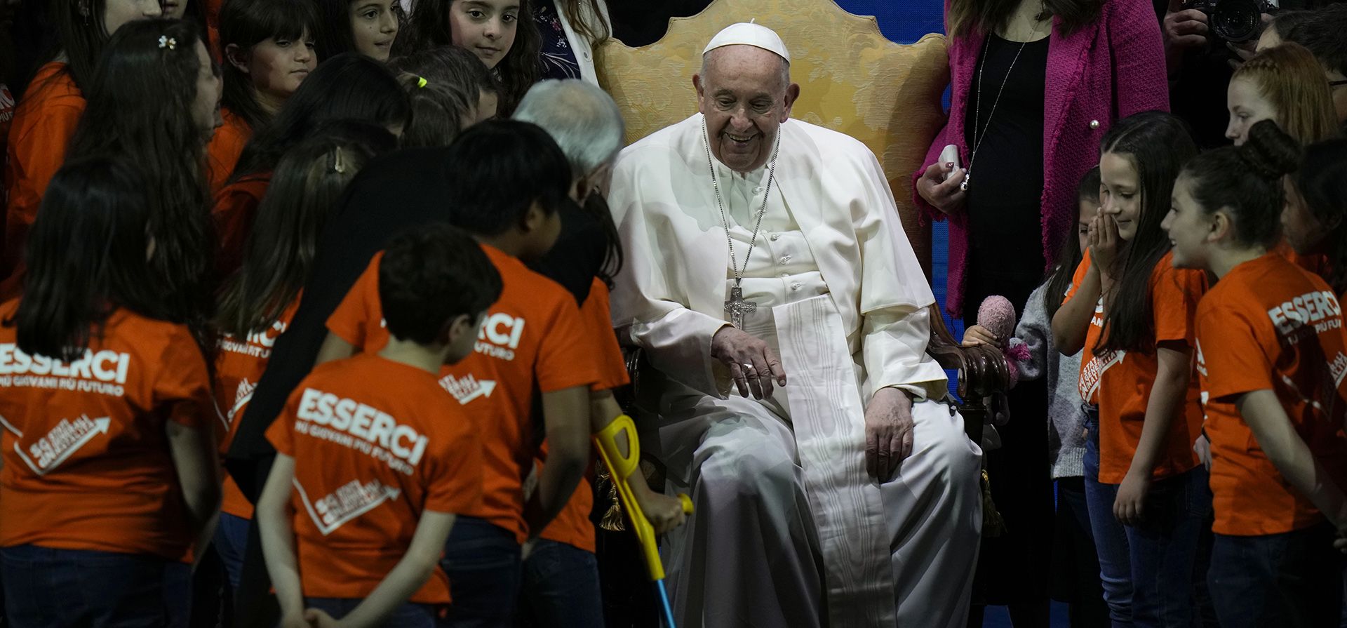 El Papa Francisco habla con niños durante una reunión anual de organizaciones profamilia en el Auditorio della Conciliazione, en Roma, el viernes 10 de mayo de 2024. (Foto AP/Alessandra Tarantino) El Papa Francisco habla con niños durante una reunión anual de organizaciones profamilia en el Auditorio della Conciliazione, en Roma, el viernes 10 de mayo de 2024. (Foto AP/Alessandra Tarantino)